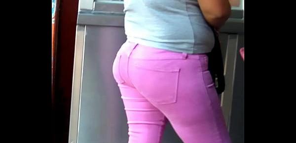  Chica nalgona de pantalon rosa